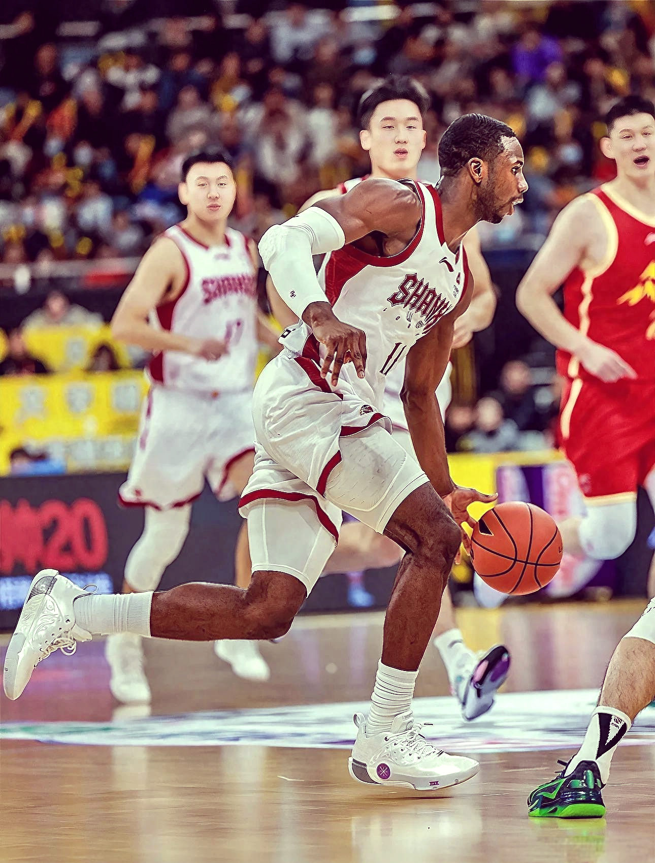 关于广东宏远发布备战花絮，今夜扳平良机，欧篮联任务艰巨，身体对抗强度拉满的信息